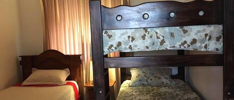 Budget Triple Room | Desk, soundproofing, bed sheets