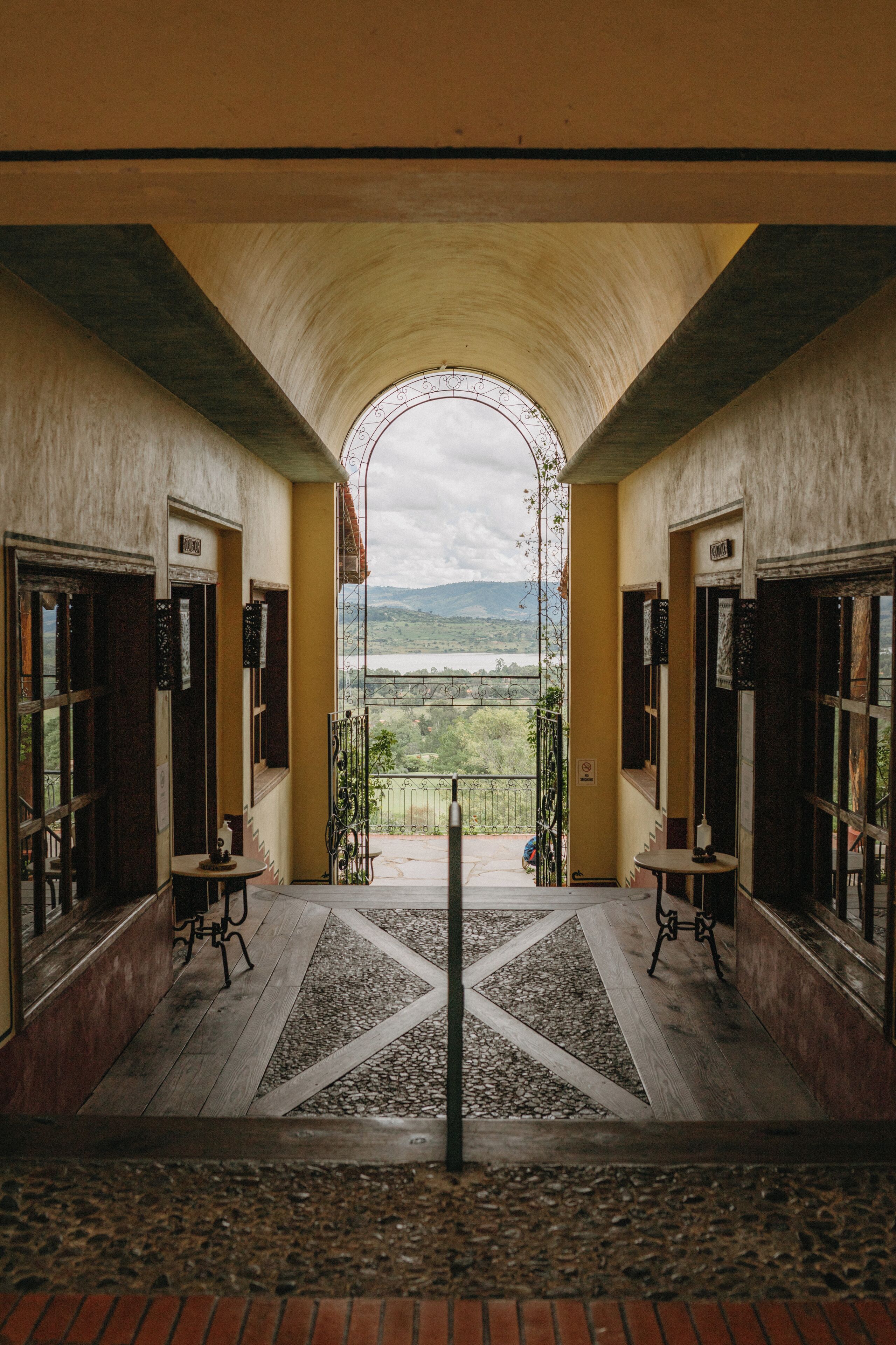 Televisión de pantalla plana y chimenea 