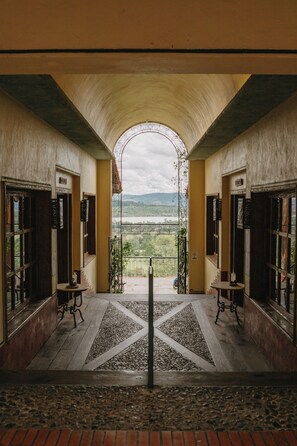 En 40-tommers Flatskjerm-TV med førsteklasses TV-kanaler samt TV og peis