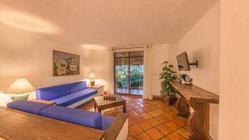 Executive driepersoonskamer, 1 kingsize bed met slaapbank (Plus) | Luxe beddengoed, een kluis op de kamer, beddengoed