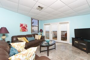 Apartment, 2 Schlafzimmer, 2 Bäder, Buchtblick | Wohnbereich | Flachbildfernseher