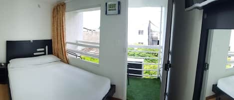 Minibar y caja de seguridad en la habitación