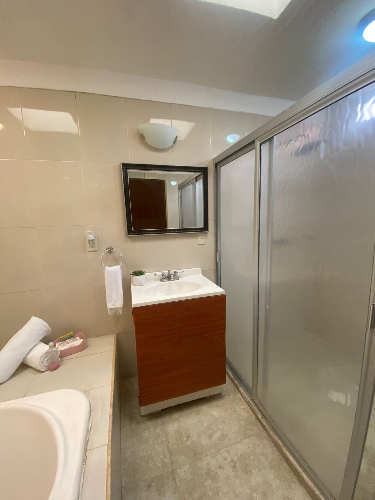 豪華雙人房 | 浴室 | 淋浴設備、提供毛巾、番梘、洗頭水