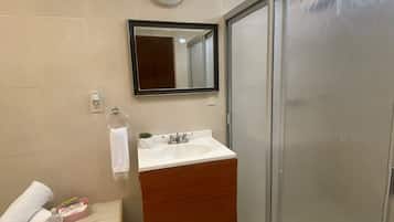 Habitación doble Deluxe | Baño | Regadera, toallas, jabón, shampoo