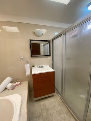 Deluxe Double Room | Bathroom