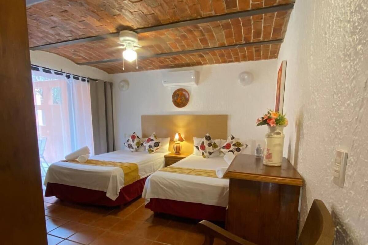 Habitación estándar, 2 camas matrimoniales | Ropa de cama 