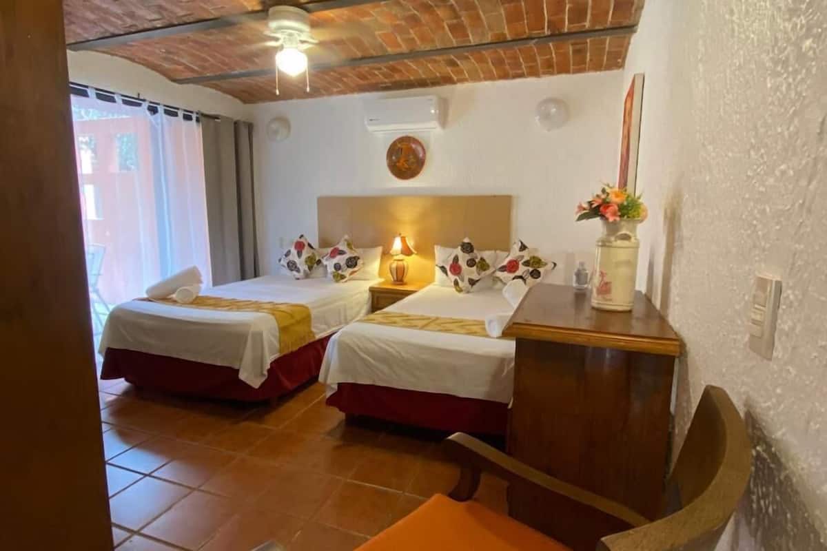 Quarto standard, 2 camas de casal | 2 quartos, Wi-Fi de cortesia, roupa de cama