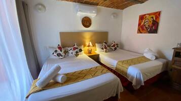 Habitación estándar, 2 camas matrimoniales | Wifi gratis y ropa de cama