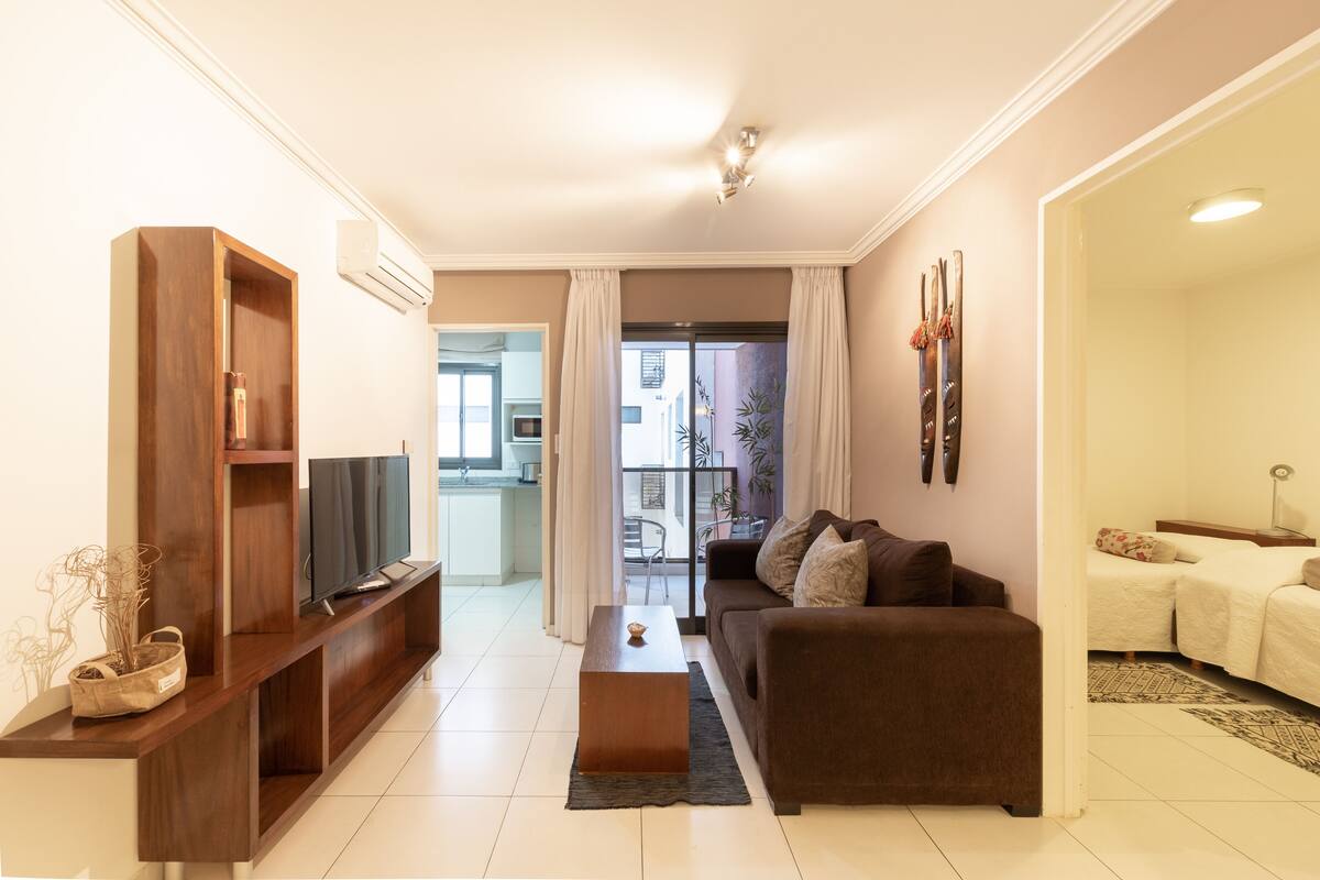 Traditional Apartment (de dos dormitorios) | Living area | Flat-screen TV