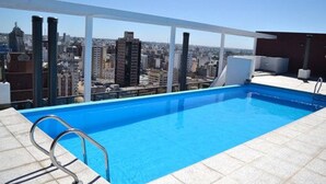Outdoor pool - AT Suites (Córdoba)
