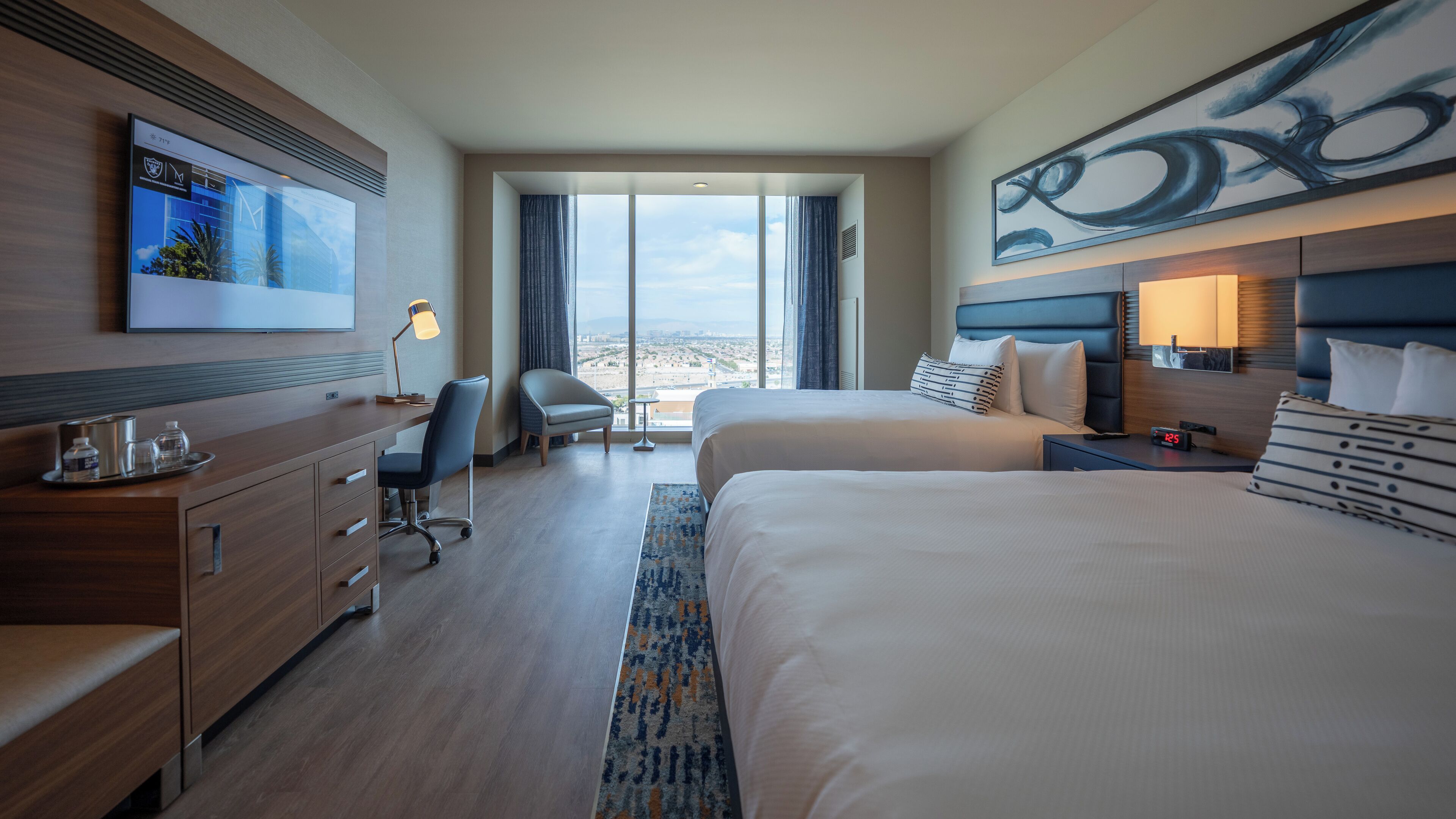 Caja de seguridad en la habitación y escritorio 