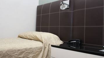 Kamar Twin Standar | Brankas, meja kerja, tirai kedap cahaya, dan tempat tidur bayi gratis