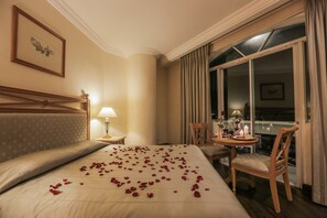 デラックス ルーム キングベッド 1 台 | アイロン / アイロン台、WiFi (無料)