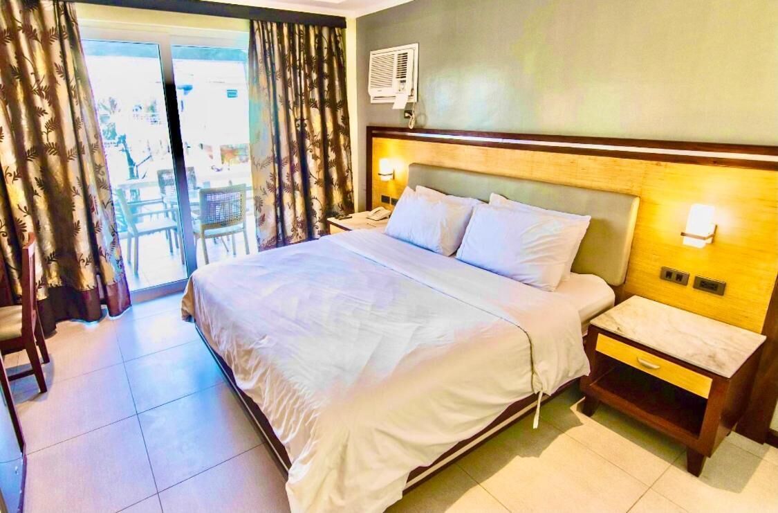 Frigobar, cofres nos quartos, escrivaninha, Wi-Fi de cortesia