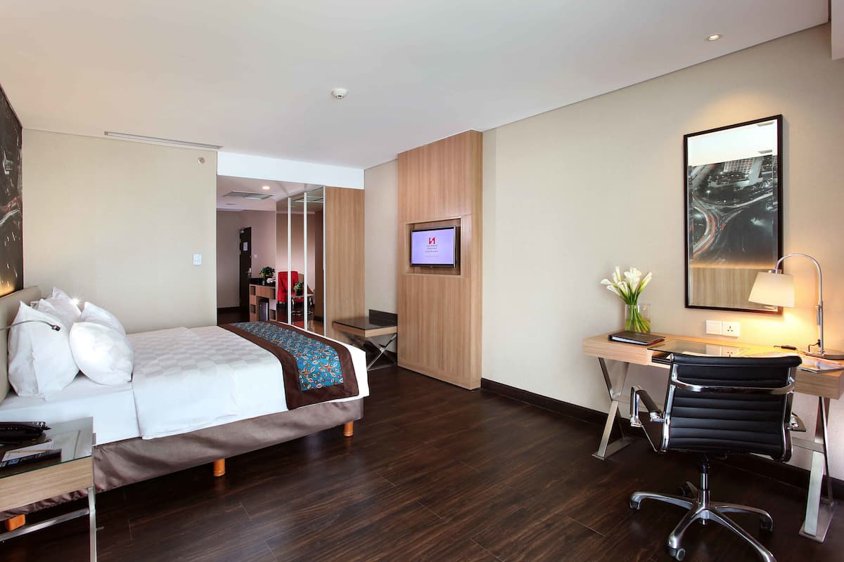 Grand Room | 1 bedroom, premium bedding, minibar, in-room safe