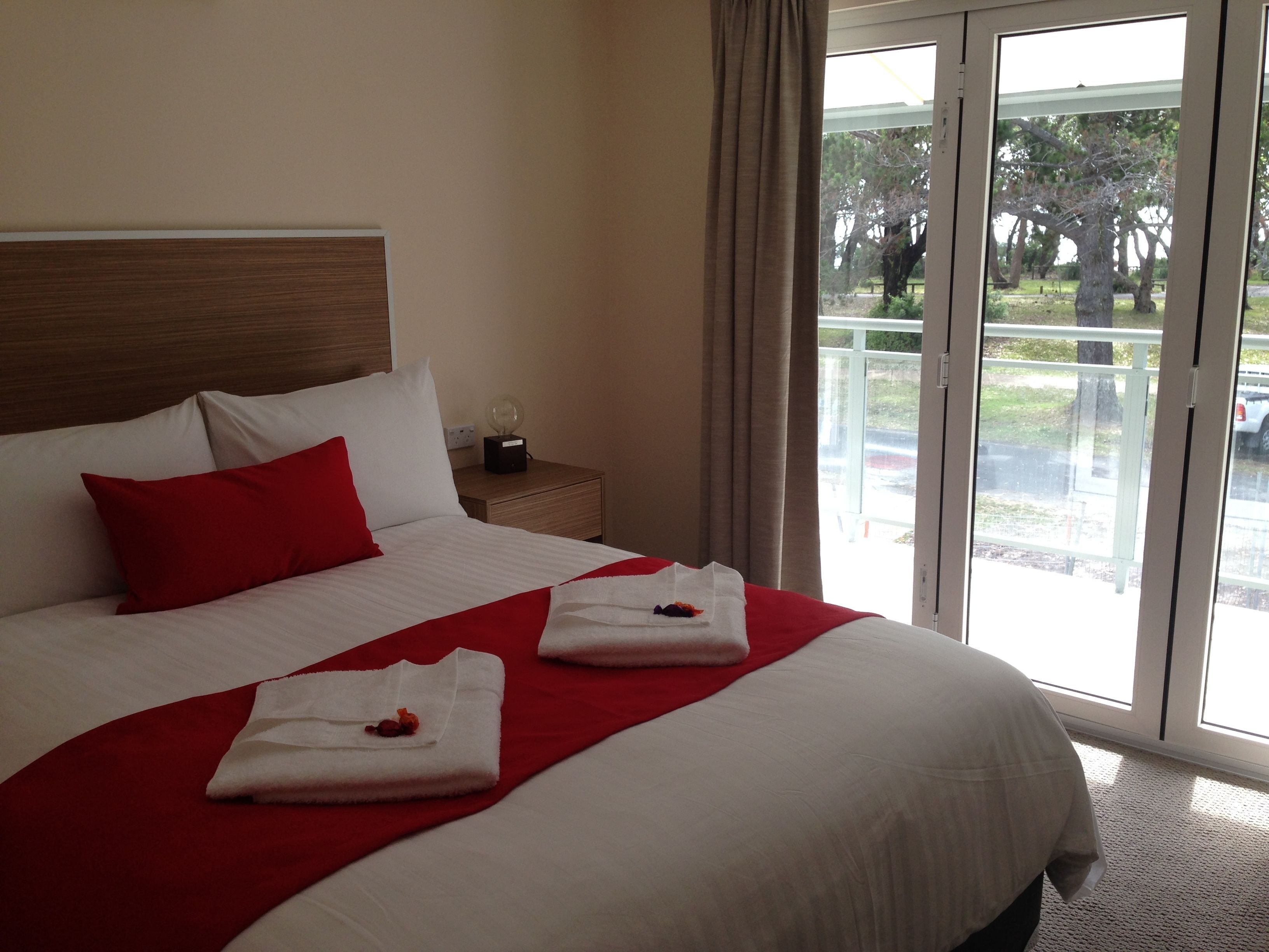 Huone, näköala lahdelle | Pillowtop-patjalliset sängyt, silitysrauta/-lauta, ilmainen Wi-Fi