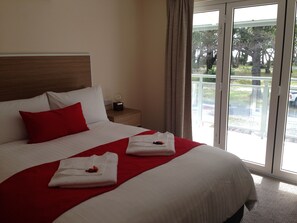 Huone, näköala lahdelle | Pillowtop-patjalliset sängyt, silitysrauta/-lauta, ilmainen Wi-Fi