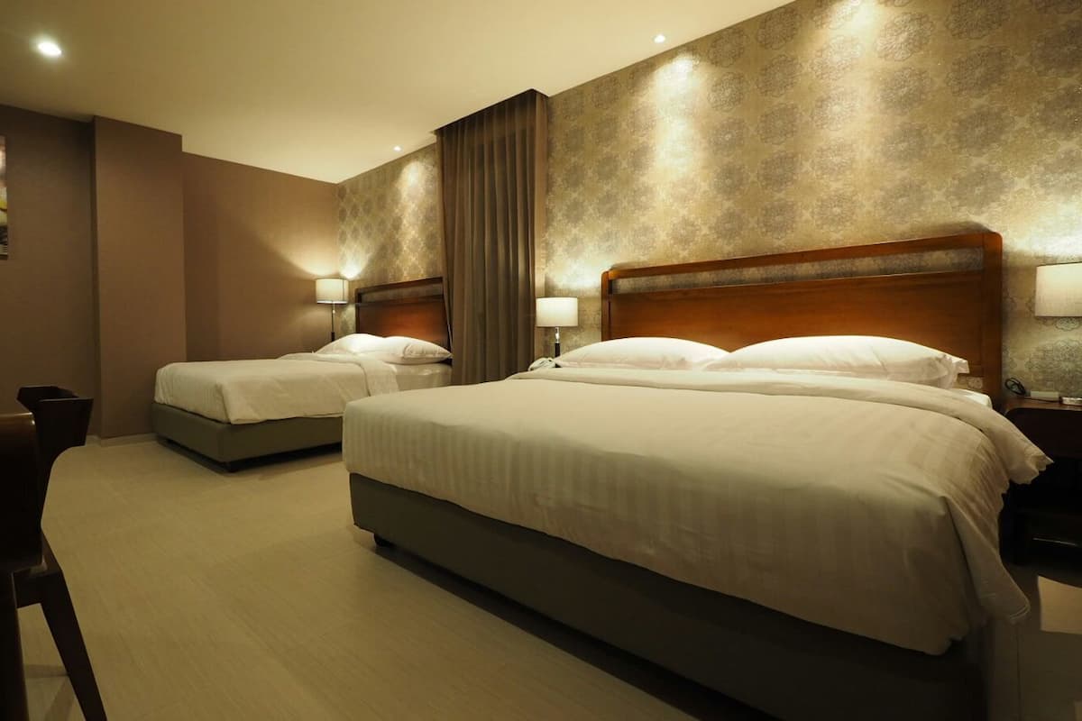 Family Suite | In-room safe, desk, blackout drapes, soundproofing