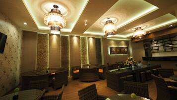 Breakfast, lunch, dinner served; Indonesian cuisine