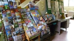 A library with bookshelves filled with various books and magazines. - Safe House Court (Chiang Mai)