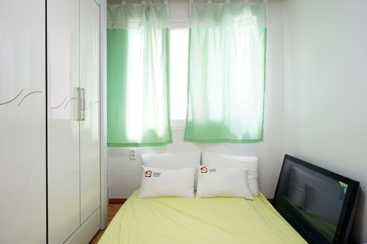 Premium bedding, iron/ironing board (on request)