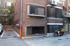 Property entrance - artist77house (Seoul)