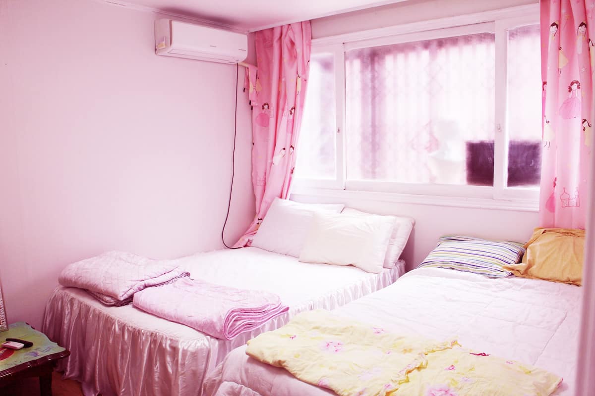Premium bedding, iron/ironing board (on request)