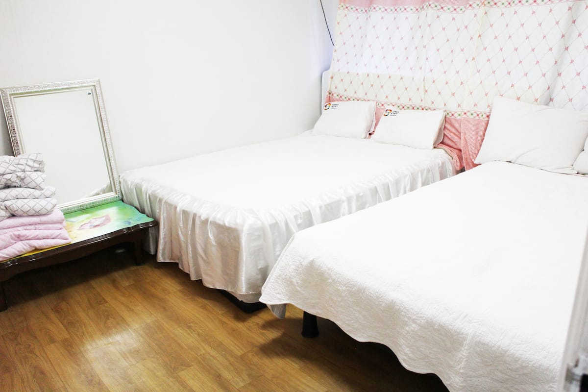 Premium bedding, iron/ironing board (on request)