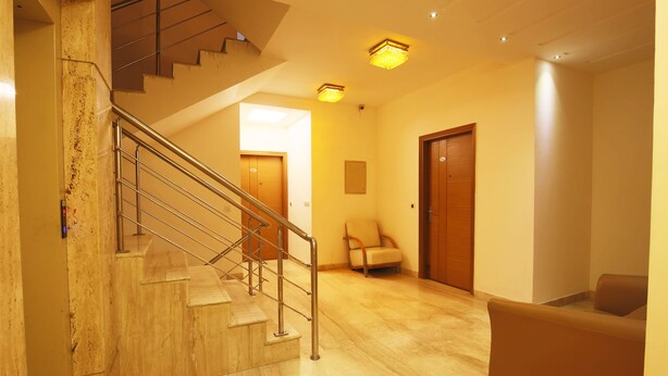 Una escalera con barandillas metálicas que conduce a una plataforma.