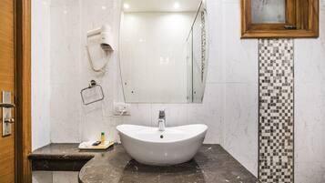 Deluxe Room | Bathroom | Shower, rainfall showerhead, free toiletries, towels