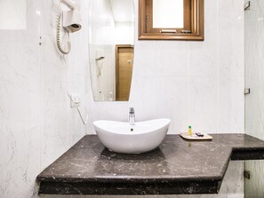 Habitación Deluxe | Baño | Regadera, regadera tipo lluvia, amenidades de baño gratuitas, toallas 