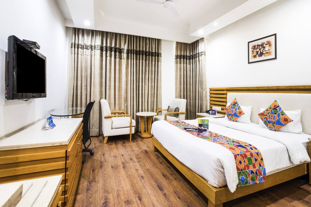Deluxe Room | 1 bedroom, soundproofing, iron/ironing board, WiFi (free)