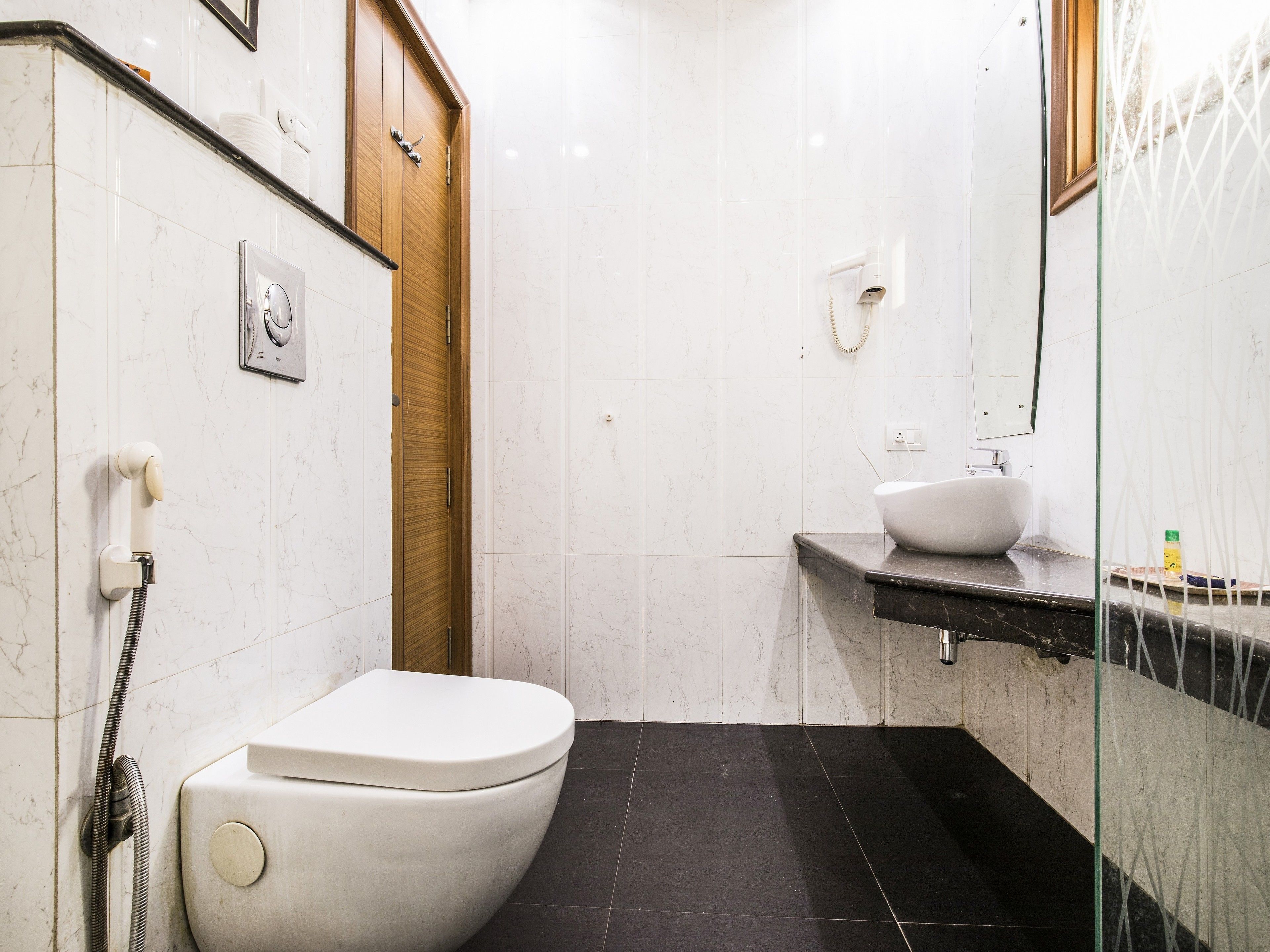 Deluxe Room | Bathroom | Shower, rainfall showerhead, free toiletries, towels