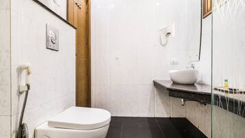 Deluxe Room | Bathroom | Shower, rainfall showerhead, free toiletries, towels