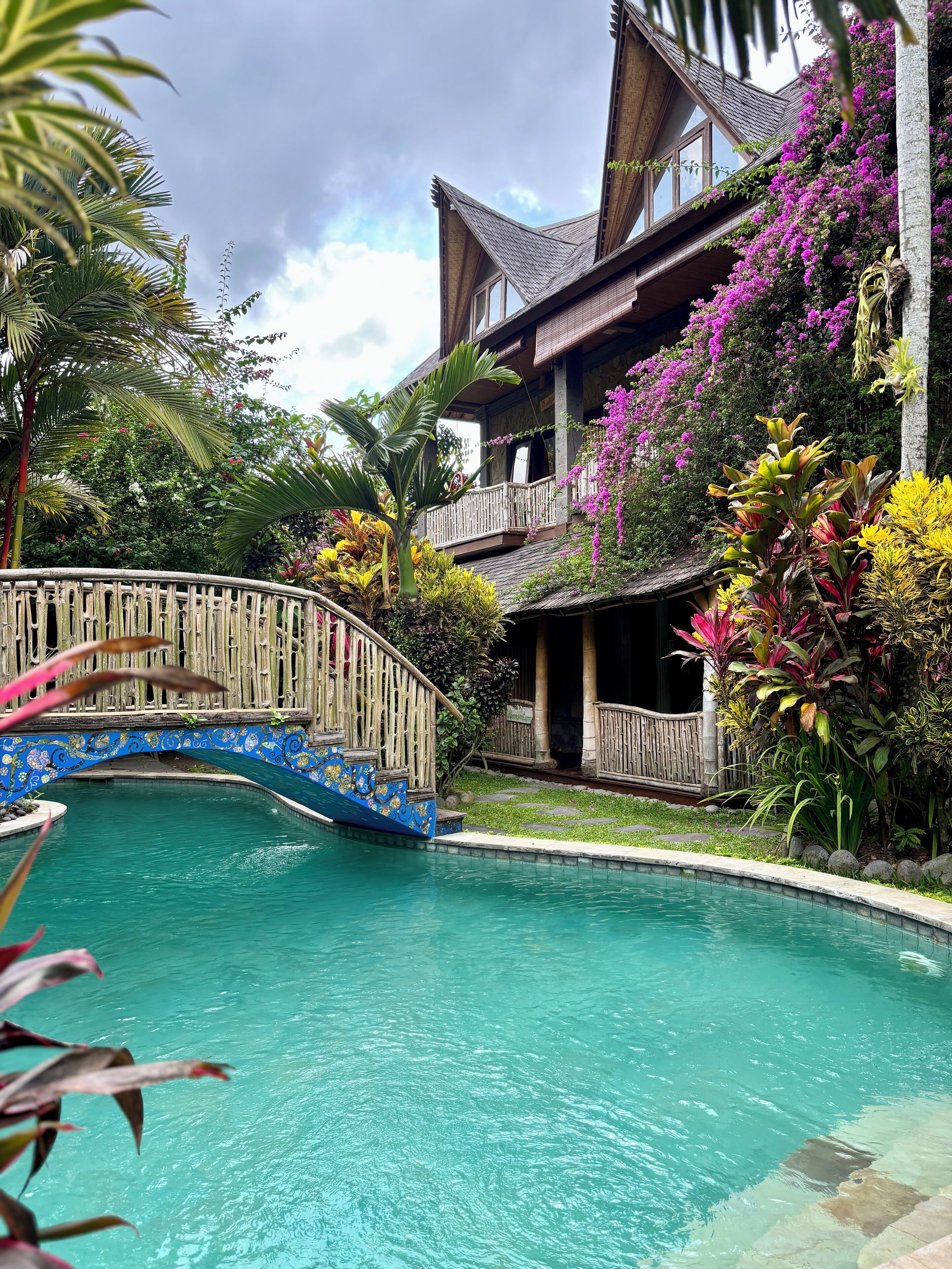 Ulkouima-allas avoinna 7.00–20.00, aurinkotuoleja