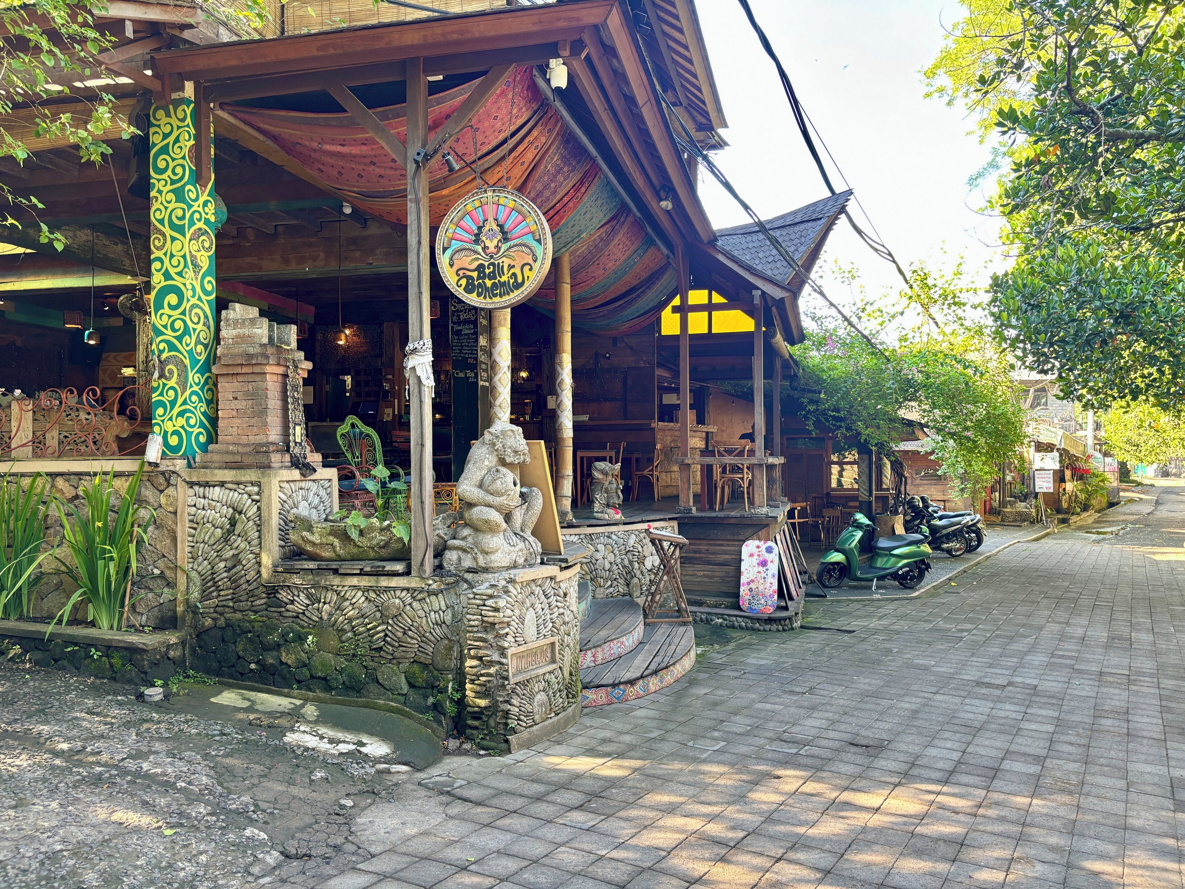供应早餐、午餐和晚餐，国际美食