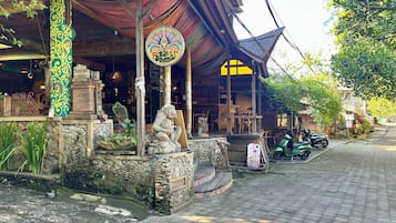 Breakfast, lunch, dinner served; international cuisine