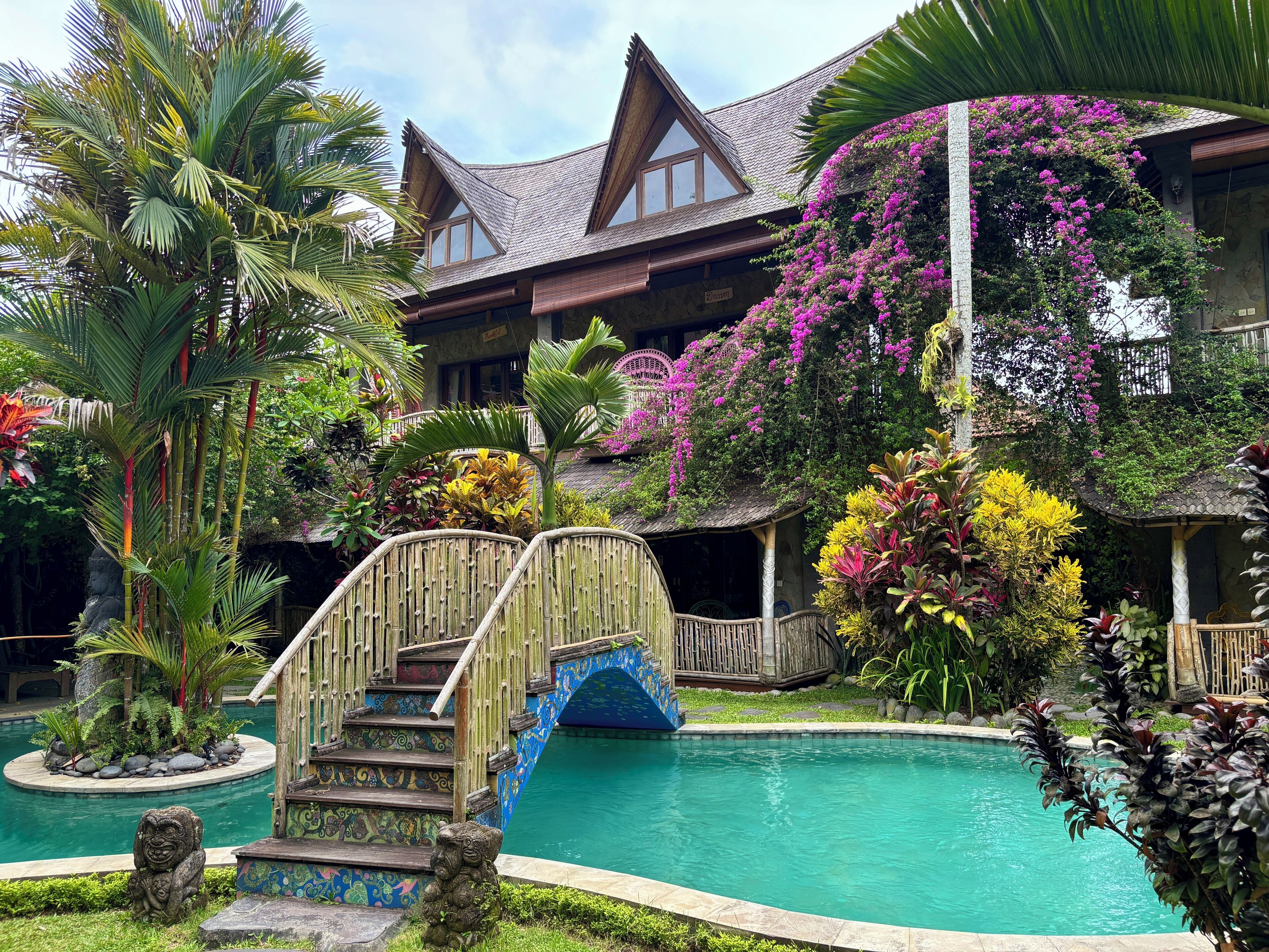 室外游泳池，07:00 至 20:00 开放，日光浴躺椅