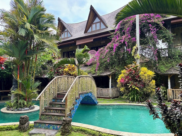 Ulkouima-allas avoinna 7.00–20.00, aurinkotuoleja