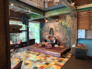 Melayani sarapan dan makan siang dengan sajian masakan internasional