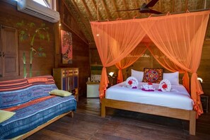 Bungalow Tradisional, pemandangan kolam renang | Seprai premium, minibar, brankas, dan meja kerja