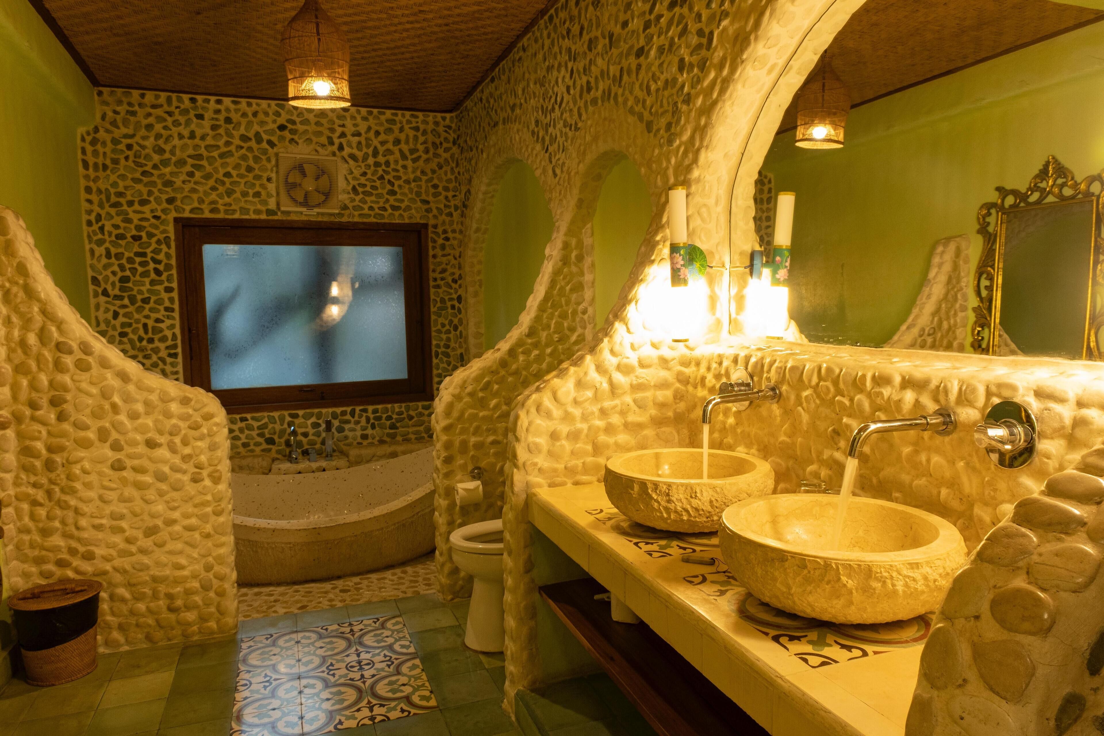 deluxe villa, 2 bedrooms, bathtub, pool view | bathroom | shower, free toiletries, hair dryer, towels