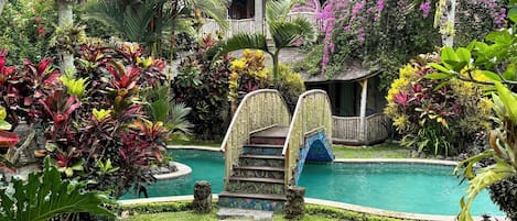 Piscine extérieure, chaises longues