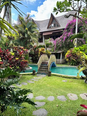 Kolam renang outdoor, dengan kursi berjemur