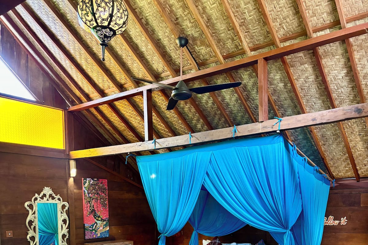 Traditional-Bungalow, Küche, Poolblick