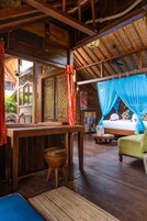 Traditional-Bungalow, Küche, Poolblick | Wohnbereich