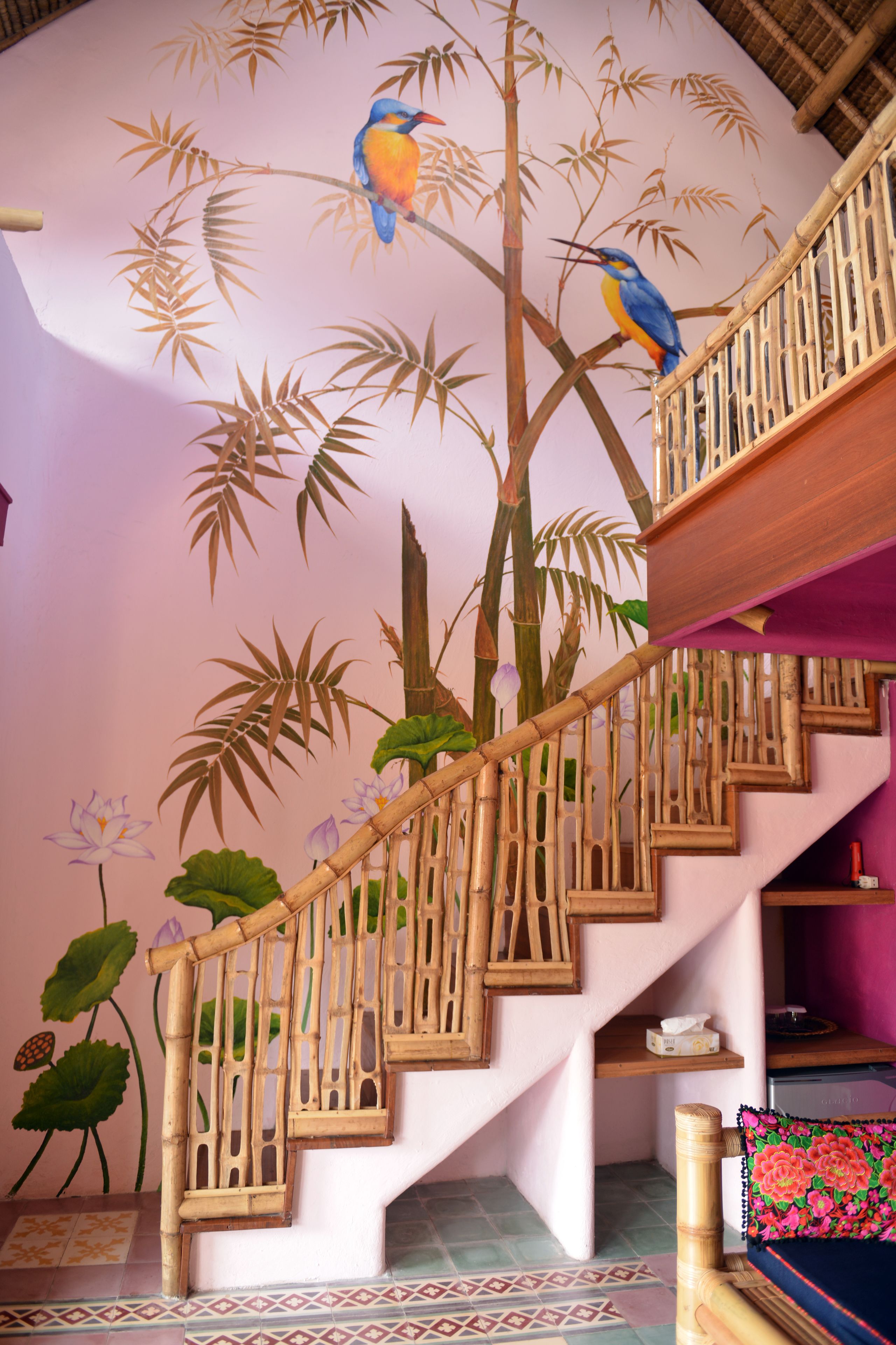 deluxe room, pool view, mezzanine | living area | ipod dock