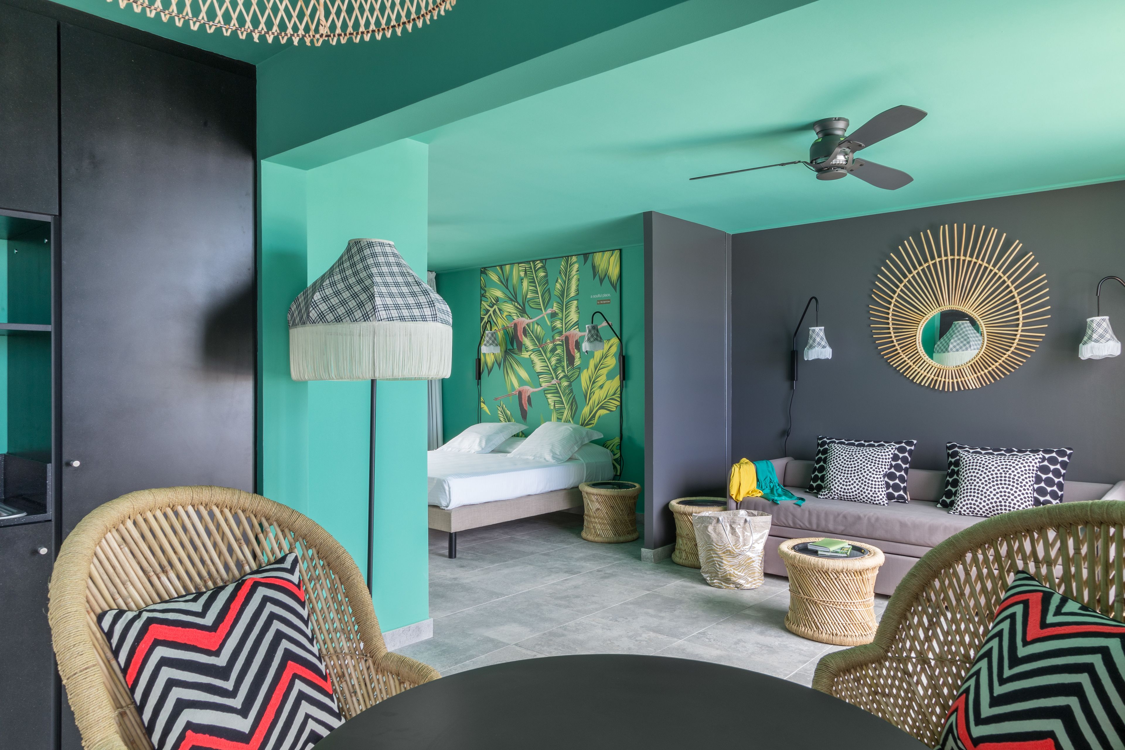 Suite, Nichtraucher, Poolblick | 1 Schlafzimmer, hochwertige Bettwaren, Minibar, Zimmersafe