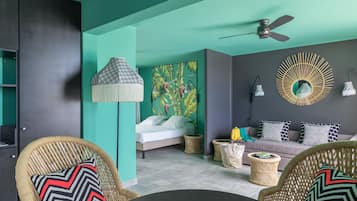 Suite, Nichtraucher, Poolblick | 1 Schlafzimmer, hochwertige Bettwaren, Minibar, Zimmersafe