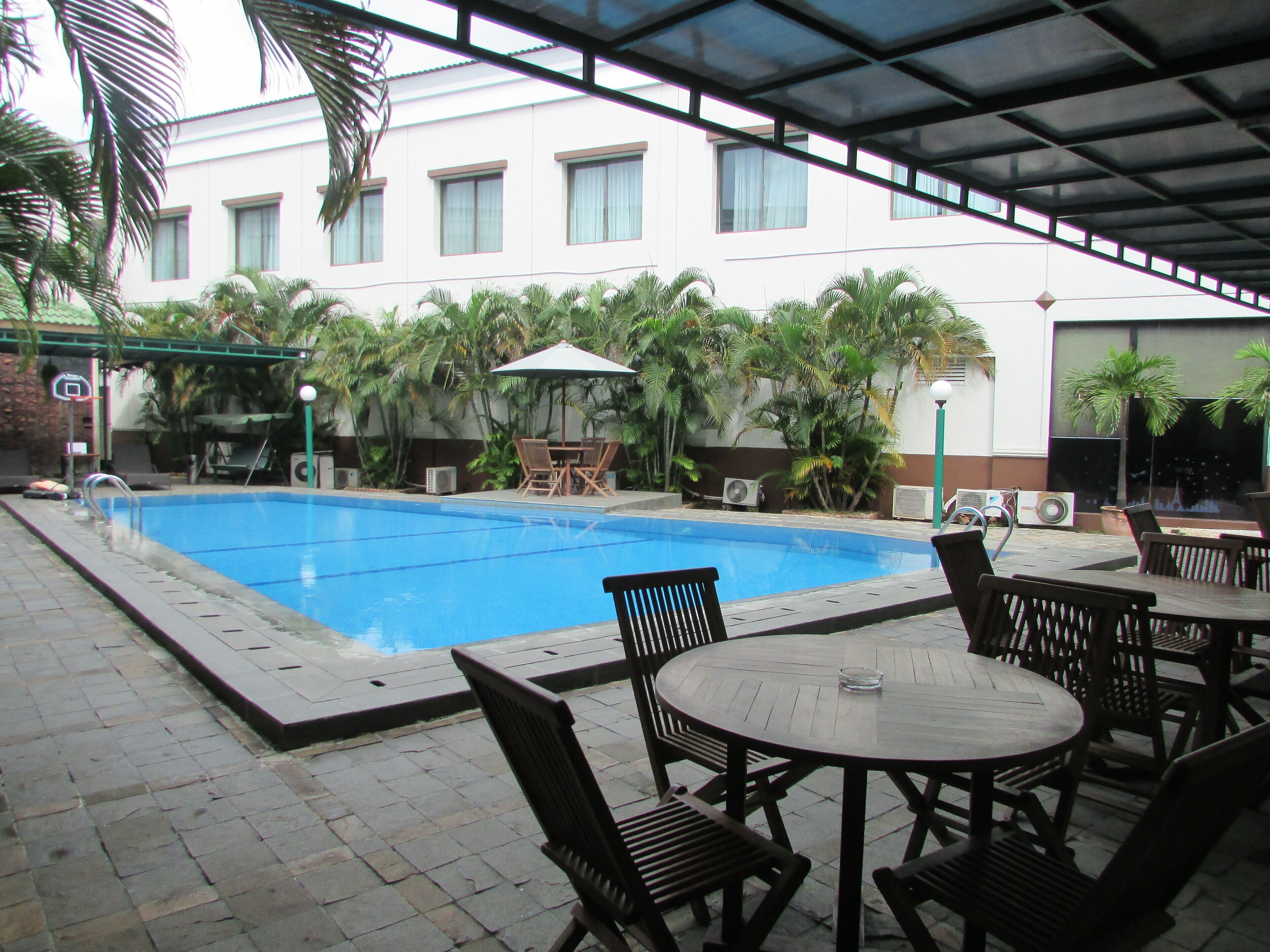 Una piscina al aire libre